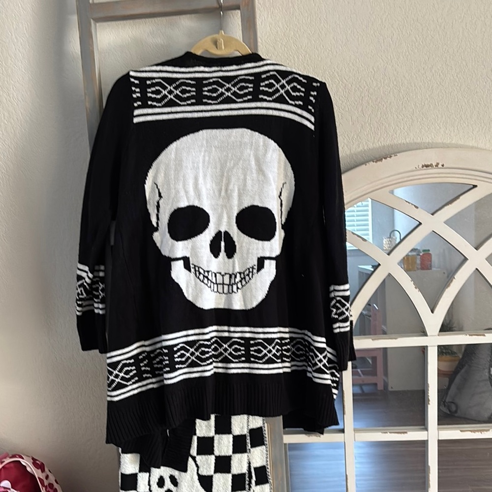 Black and White Skull Cardigan GUC XL